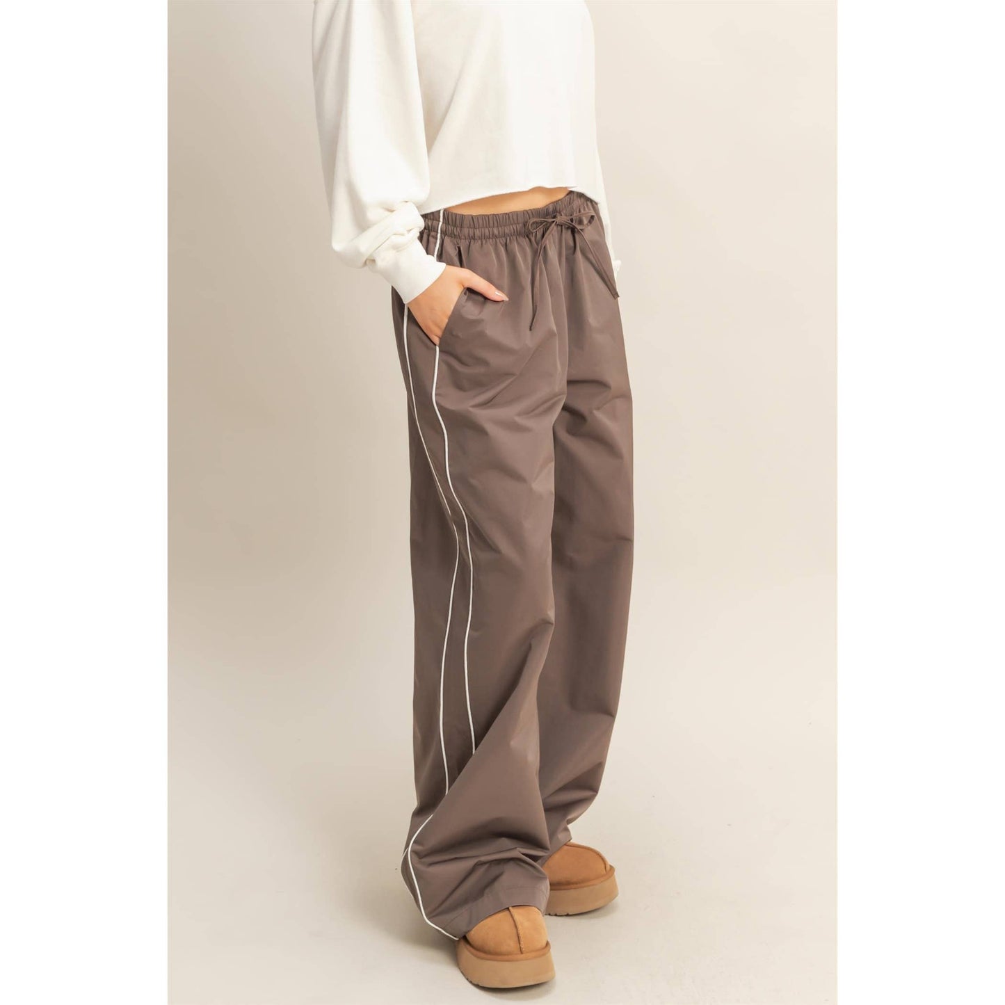 Sporty Wide-Leg Pants With Contrast Piping Detail